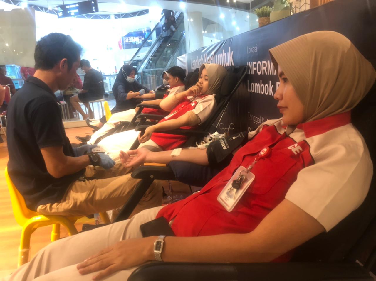 BERBAGI MANFAAT: Kawan Lama Group saat melakukan donor darah di sTore Informa Lombok, di Lombok Epicentrum Mall, Sabtu (17/6) (Toni/Lombok Post)