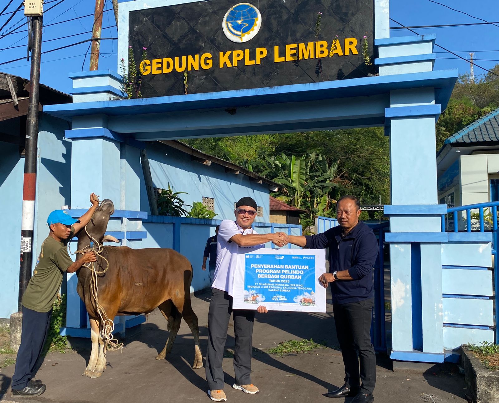 General Manager Pelindo Cabang Lembar Wahyu Agung Prihartanto (dua dari kiri) menyerahkan secara simbolis hewan kurban ke masyarakat lingkar Pelabuhan Pelindo Lembar, Rabu (28/6).