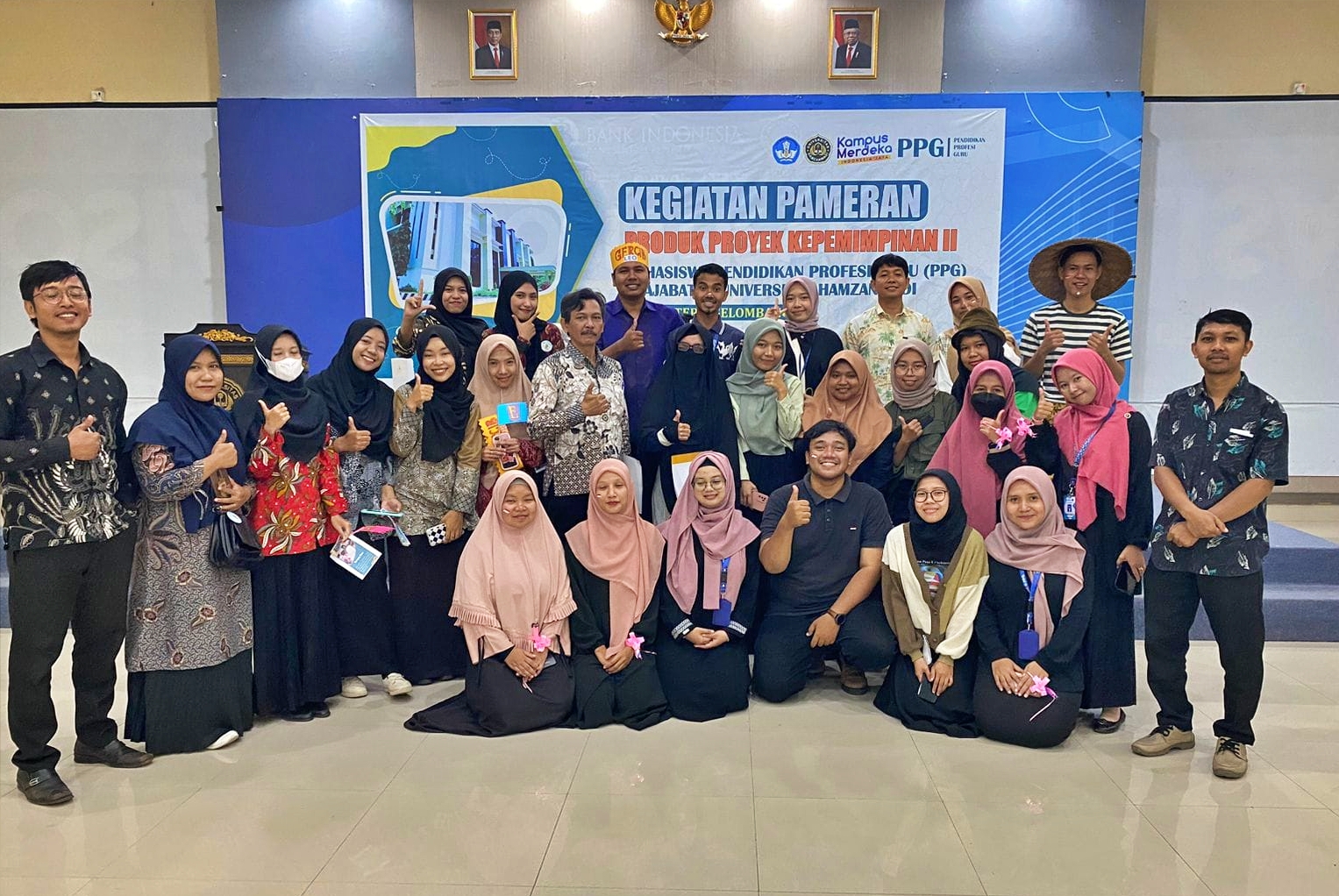 PAMERAN: Mahasiswa Pendidikan Profesi Guru (PPG) Prajabatan Universitas Hamzanwadi berfoto bersama dalam kegiatan pameran proyek kepemimpinan di Auditorium Siti Rauhun Zainudin Abdul Majid Gedung Rektorat Universitas Hamzanwadi di Pancor, Kecamatan Selong