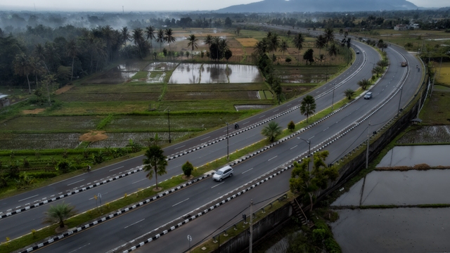 JALAN BARU: Ruas jalan bypass Mandalika memudahkan aksesibilitas masyarakat yang hendak menuju Kawasan Ekonomi Khusus Mandalika. (Ivan/Lombok Post)