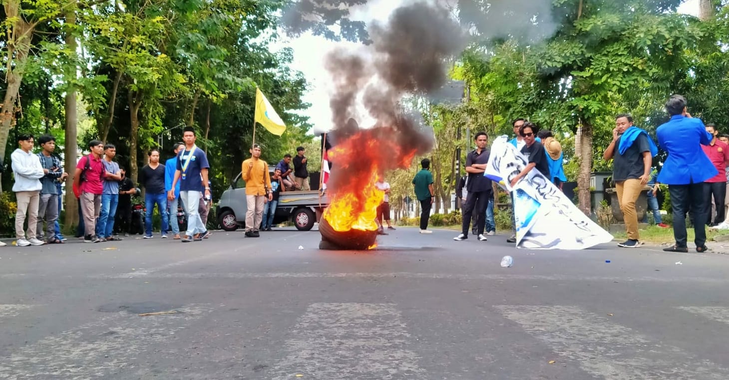 UNJUK RASA: Puluhan Mahasiswa yang tergabung dalam Pergerakan Mahasiswa Islam Indonesia (PMII) Lombok Timur berunjuk rasa di depan kantor Bupati Lotim, Kamis (15/6).