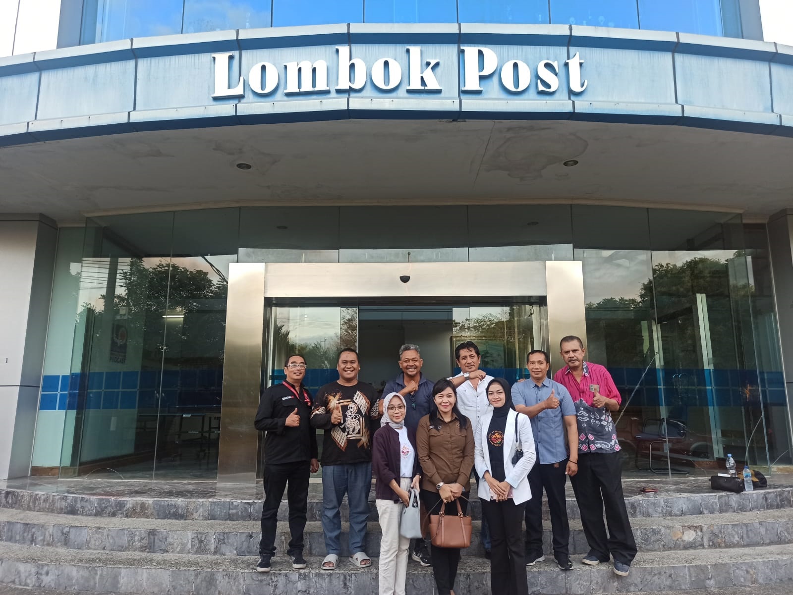 MATANGKAN PERSIAPAN: Panitia Gili Festival 2023 berfoto di depan Graha Pena Lombok usai melaksanakan rapat, Rabu sore (7/6). (Farida/Lombok Post)