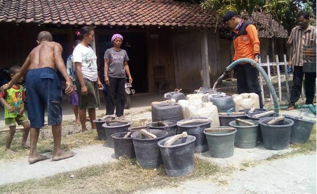 KEBUTUHAN UTAMA: Tim BPBD KLU menyalurkan air bersih pada warga yang terdampak kekeringan, beberapa waktu lalu.(DOK/LOMBOK POST)