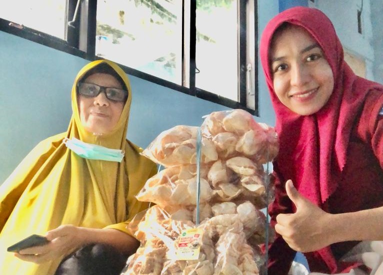 PRODUK ANDALAN: Penjual kerupuk rumput laut Baiq Zuhriati (baju kuning) bersama penyuluh perikanan Kabupaten Lombok Timur. (IST/LOMBOK POST)