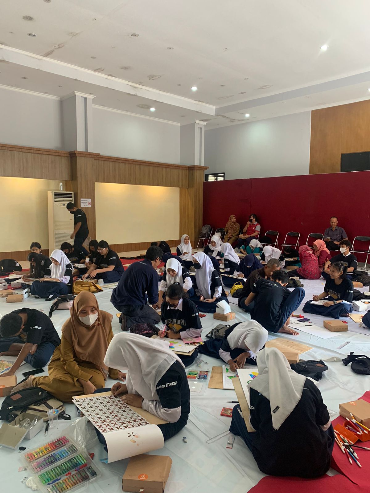 TUANGKAN IDE: Siswa SMP menggambar ragam hias budaya di Aula Samalas Museum NTB, Selasa (30/5) (Chia/Lombok Post)