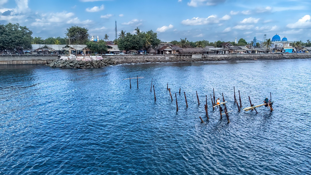 BELUM JELAS: Dua orang warga memancing di eks Pelabuhan Ampenan, Kota Mataram, belum lama ini.(IVAN/LOMBOK POST)