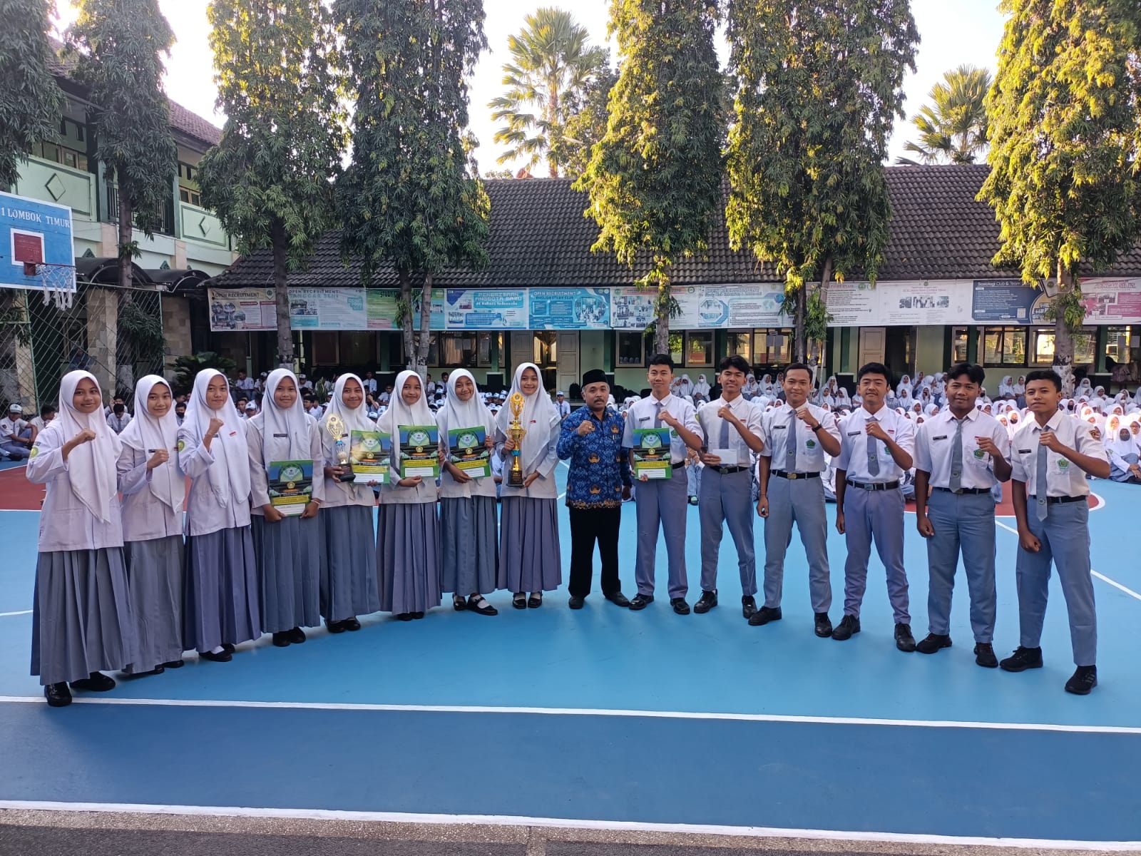 MEMBANGGAKAN: Perwakilan siswa MAN 1 Lotim menunjukkan sejumlah piala dan piagam yang diraih mereka di awal tahun ajaran baru.