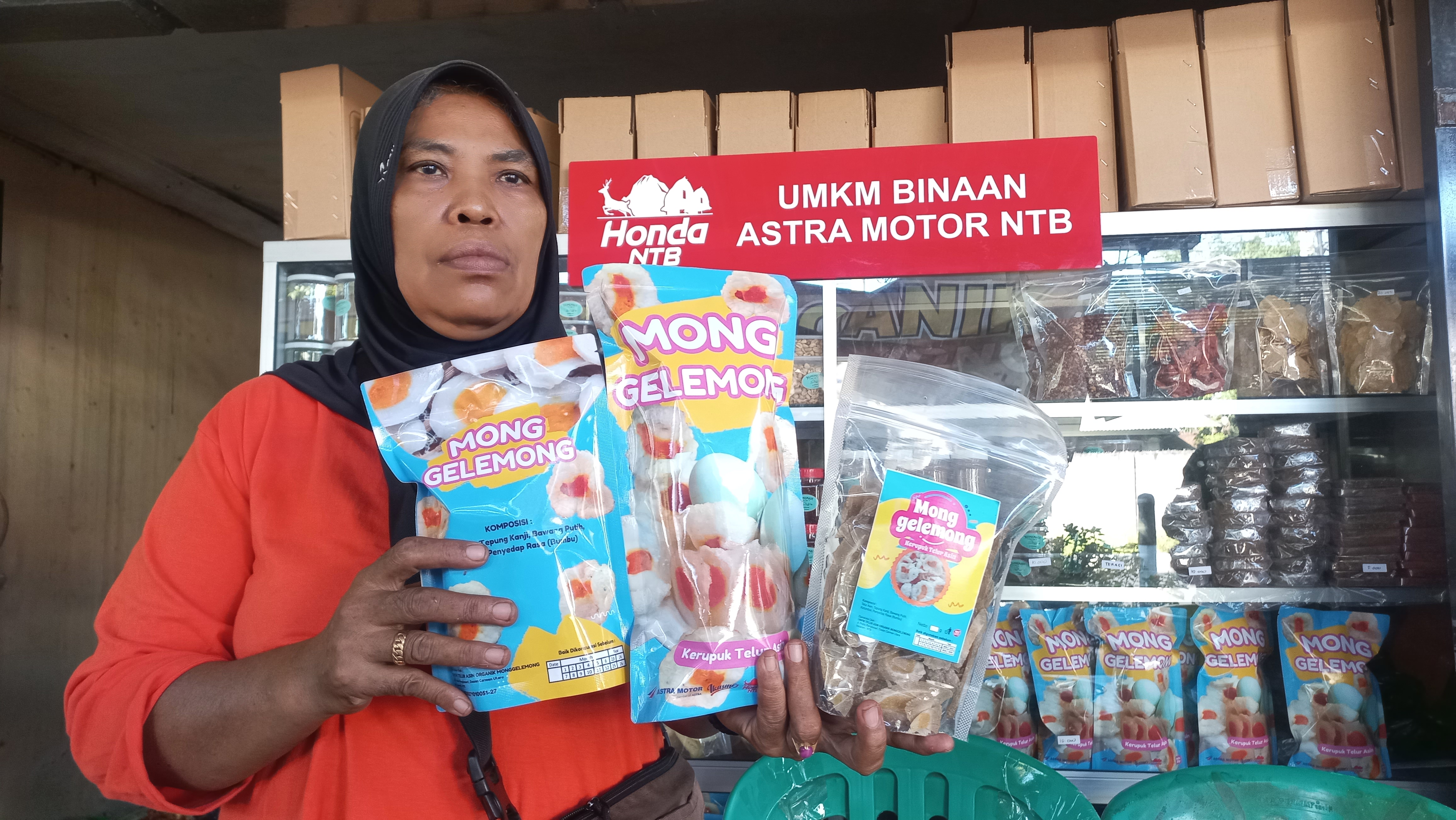KEMASAN MENARIK: Sriati dengan produk Telur Asin Mong Glemong yang merupakan salah satu UMKM binaan Astra Motor NTB.(GALIH/LOMBOK POST)
