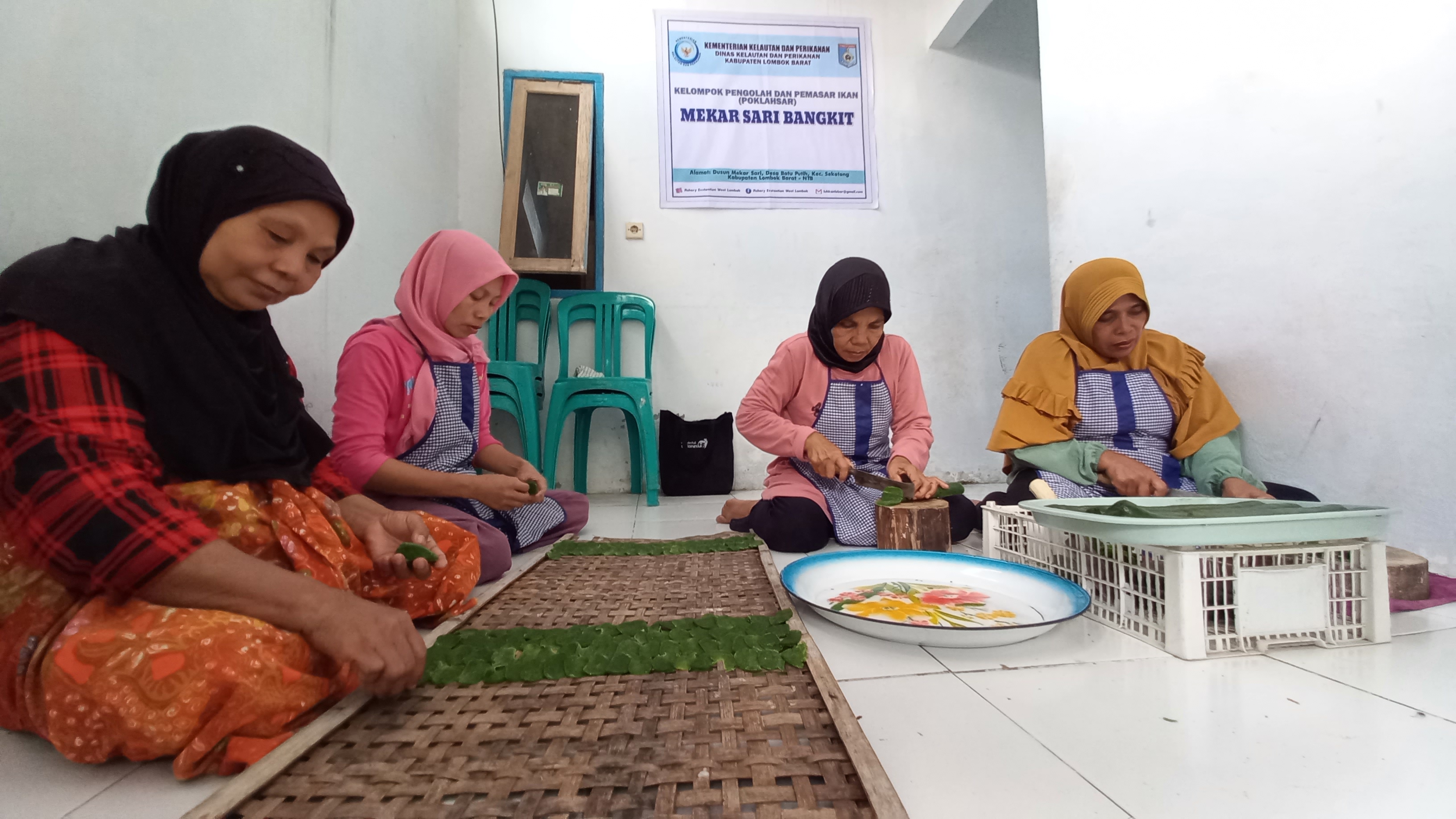 Proses produksi : Inilah poduk UMKM Kelompok Usaha Mekar Sari Bangkit, Kerupuk Moringgit Daun Kelor.(GALIH/LOMBOK POST)