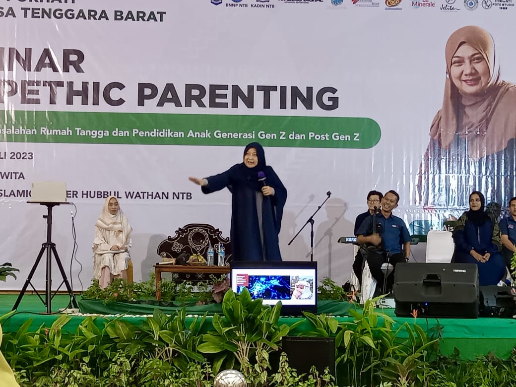 BANYAK MANFAAT: dr Aisyah Dahlan saat menyampaikan materi di seminar Propethic Parenting dengan Tema Solusi Mengatasi Permasalahan Pendidikan Anak Generasi Z dan Post Gen Z, di Ballroom Islamic Center, kemarin (30/7).  (MW FORHATI NTB For Lombok Post)