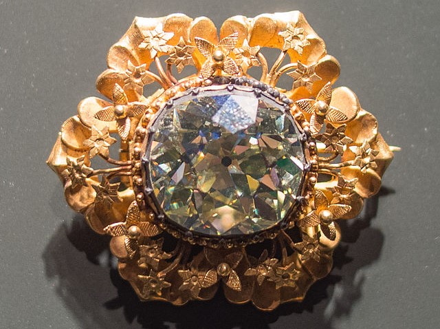 Perhiasan bertahtakan Berlian 75 karat di Museum Volkenkunde (Museum Etnologi) di Leiden Belanda. Perhiasan ini merupakan bagian dari perbendaharaan kerajaan Mataram Lombok yang dibawa setelah invasi Belanda pada tahun 1894. Hanya sebagian dari harta itu