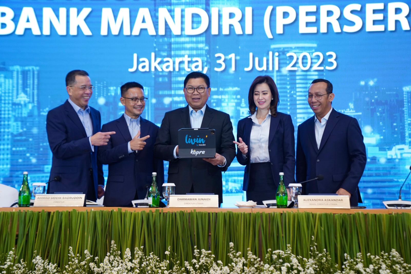 Direktur Teknologi Informasi Bank Mandiri Timothy Utama, Direktur Manajemen Risiko Ahmad Siddik Badruddin, Direktur Utama Darmawan Junaidi, Wakil Direktur Utama Alexandra Askandar, serta Direktur Keuangan dan Strategi Sigit Prastowo sedang berbincang sebe