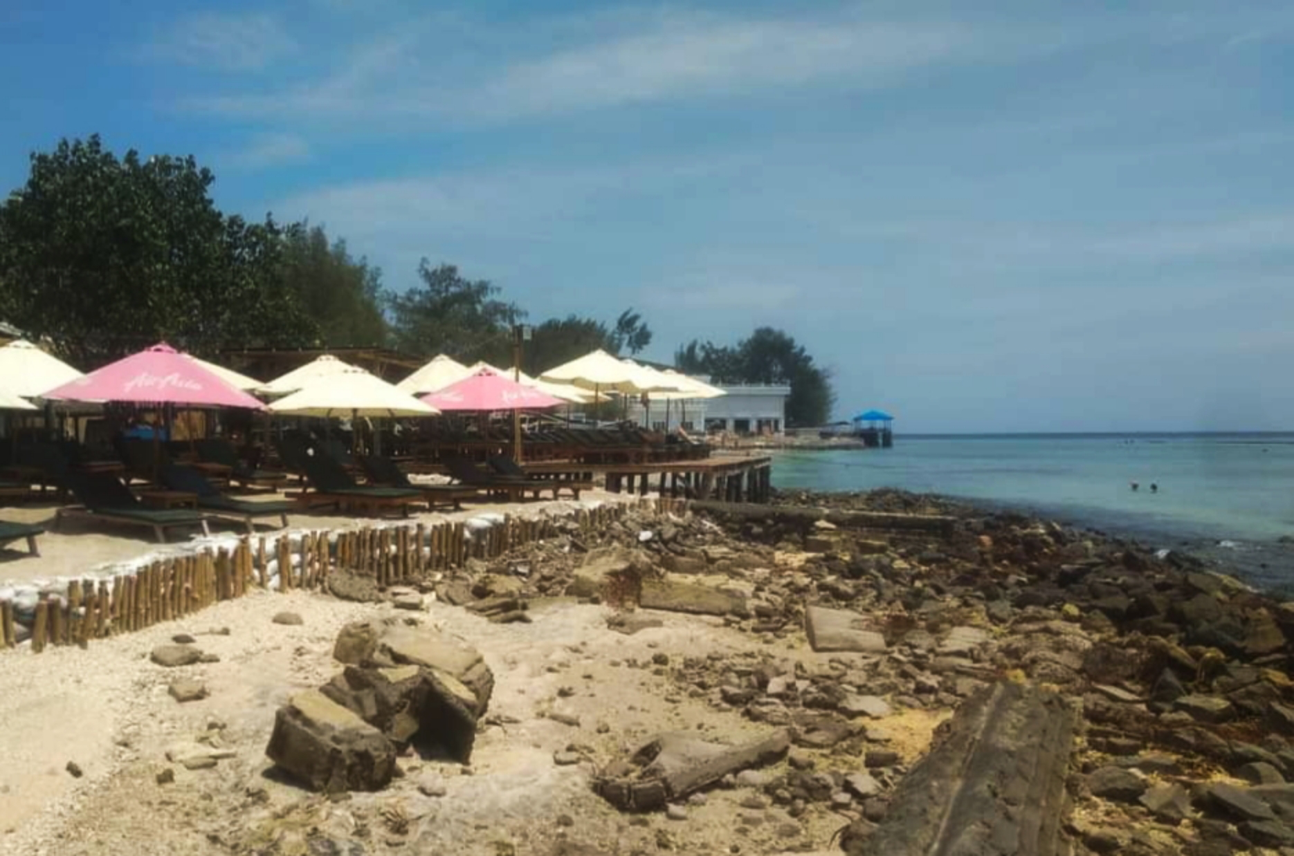 PARAH: Kondisi salah satu titik di Gili Trawangan yang mengalami abrasi.(FERIAL/LOMBOK POST)