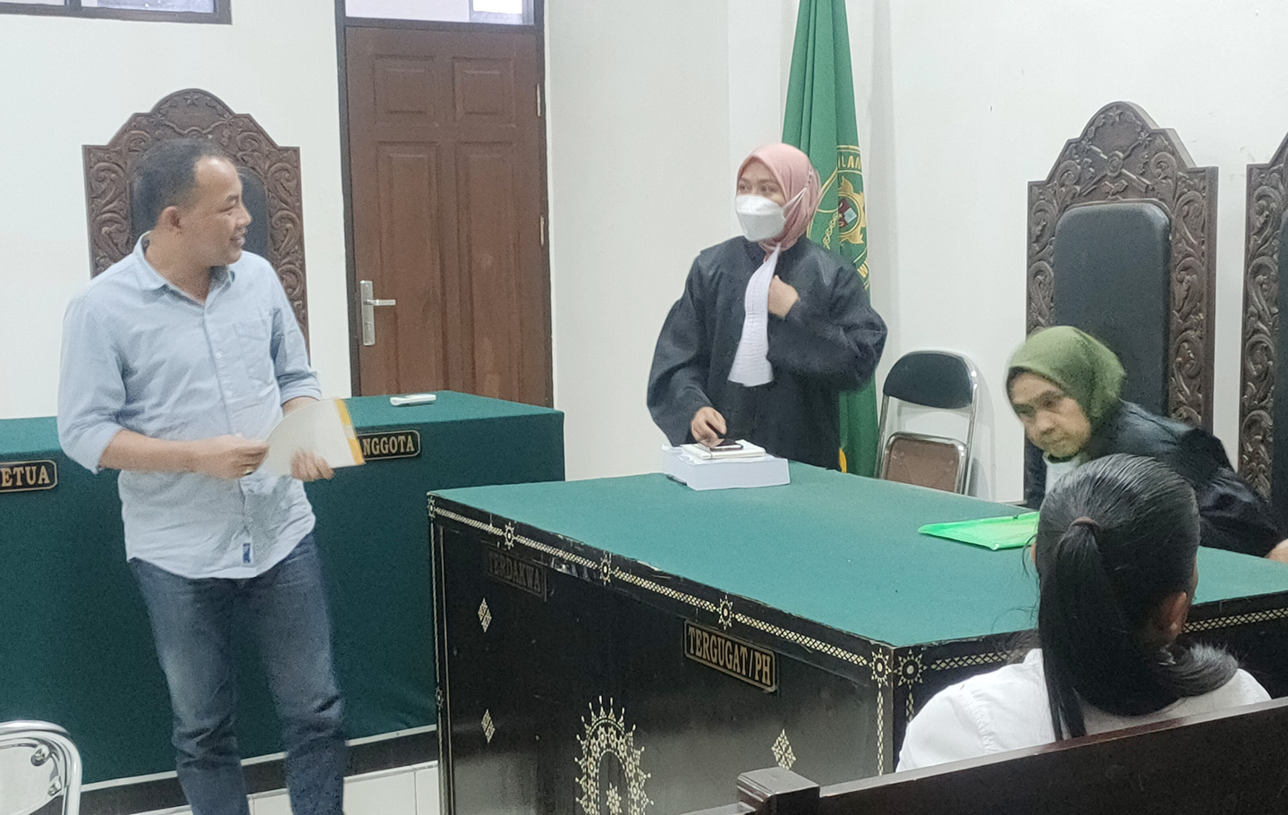 DITUNTUT: Terdakwa Raden Hendra (kiri) saat hendak meninggalkan ruang sidang Pengadilan Tipikor Mataram, Kamis (20/7). Foto: Harli/Lombok Post