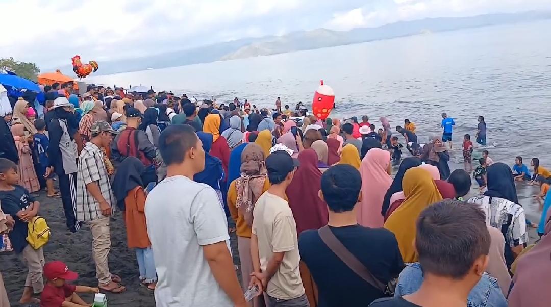 TARIK WISATAWAN: Masyarakat meramaikan even budaya Bau Keke di Pantai Serpik, Desa Lembar. Kegiatan ini diinisiasi pemuda setempat.(DISKOMINFOTIK LOBAR for LOMBOK POST)
