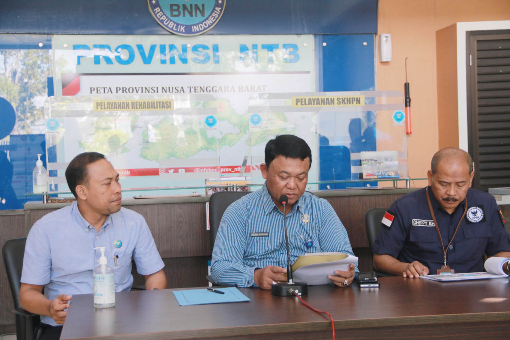 Kepala BNN NTB Brigjen Pol Gagas Nugraha (tengah) dan jajarannya memberikan keterangan terkait hasil pengungkapan, Jumat (28/7). Foto: Harli/Lombok Post
