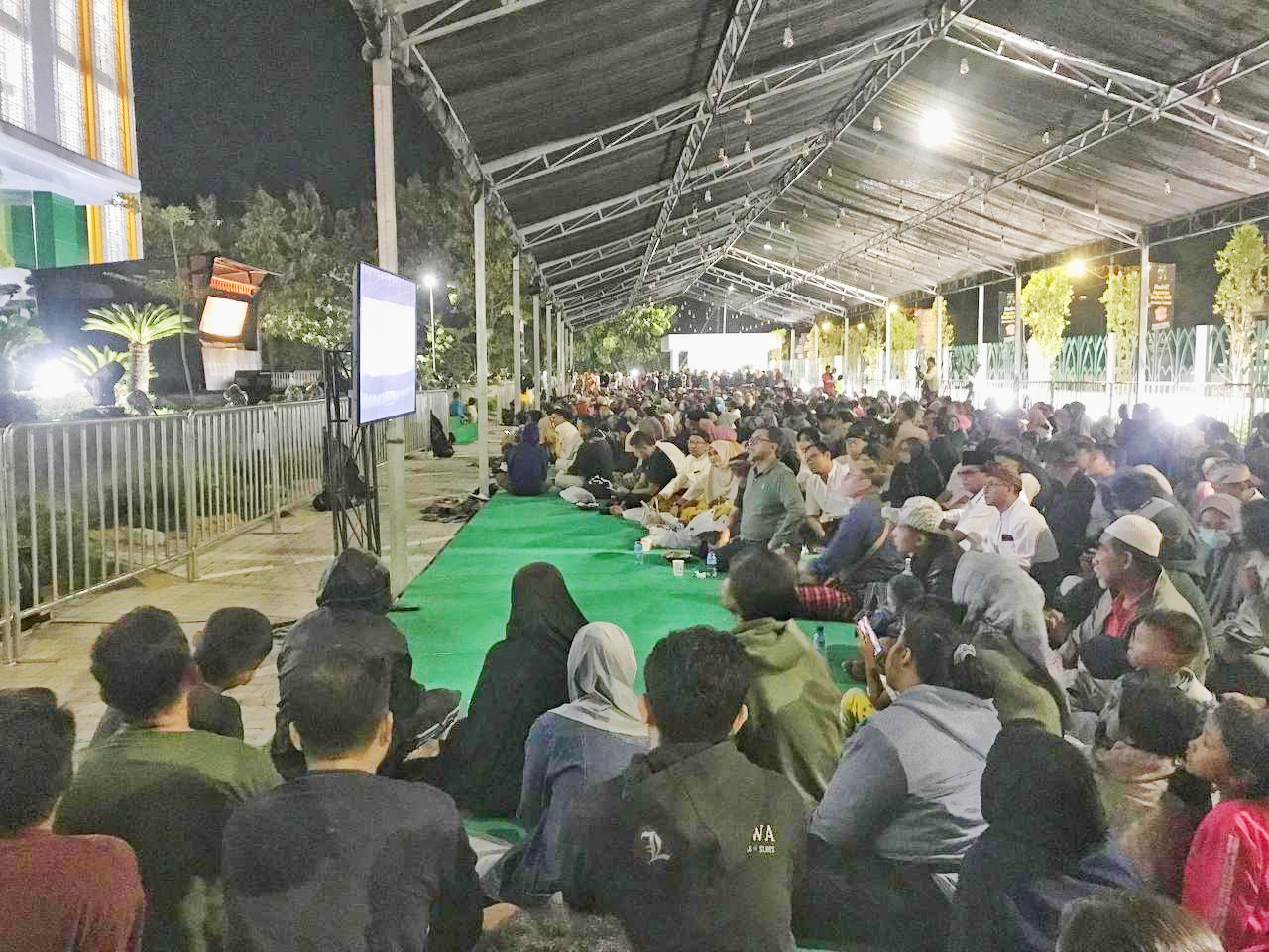 NONTON BARENG: Suasana nonton bareng Wayang Sasak di selasar Kantor Bank NTB Syariah Jalan Udayana Mataram, Sabtu (22/7).(NURUL/LOMBOK POST)