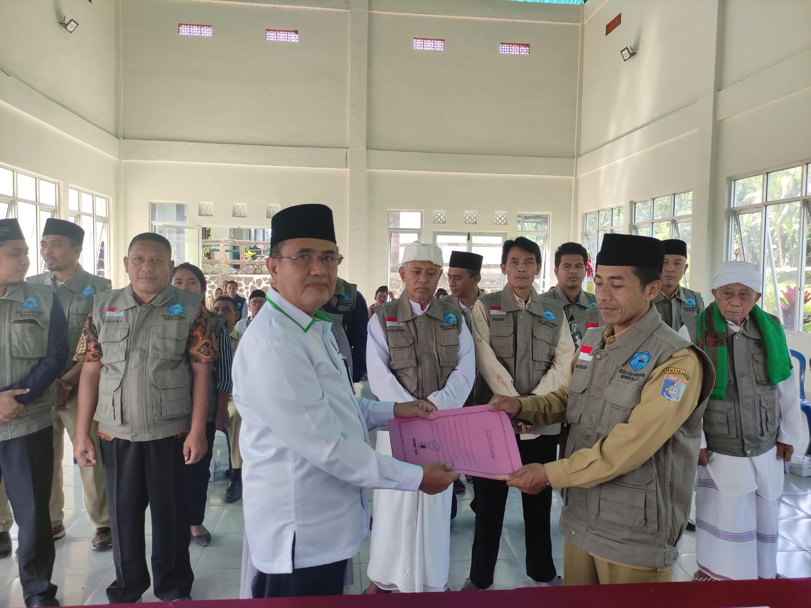 CONTOH KERUKUNAN: Pengukuhan pengurus desa sadar kerukunan Desa Buwun Sejati, Kecamatan Narmada beberapa waktu lalu.(HABIBUL ADNAN/LOMBOK POST)