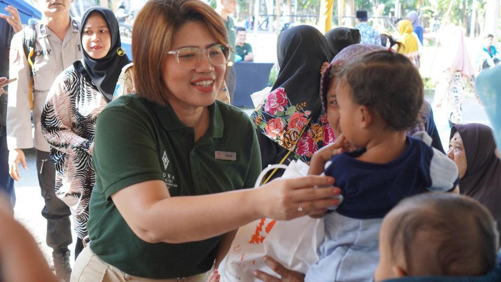 BERBINCANG: General Manager Aruna Senggigi Resort & Convention Weni Kristanti (kiri) saat berbincang dengan salah satu warga dan balitanya usai kegiatan CSR di Senggigi, beberapa hari lalu. (ARUNA SENGGIGI FOR LOMBOK POST)