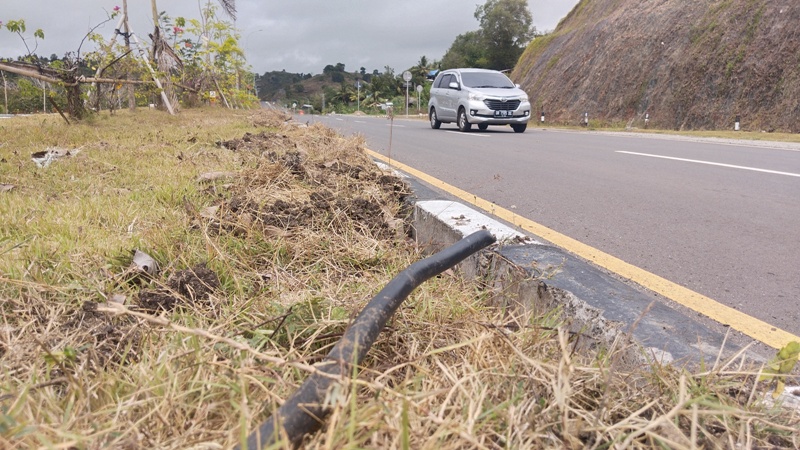 DICURI LAGI: Inilah penampakan kabel PJU di sepanjang bypass Bandara Lombok menuju kawasan Mandalika yang kembali dicuri oleh orang tak bertanggungjawab, belum lama ini. (Dok/Lombok Post)
