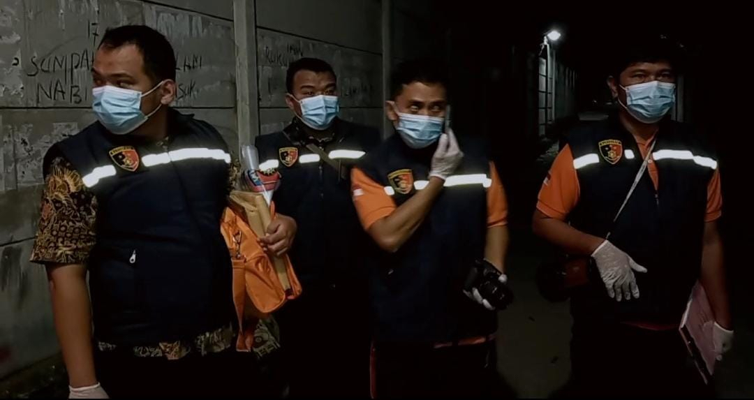 PENANGKAPAN TERDUGA TERORIS: Tim Inafis Polres Lombok Timur berada di lokasi penangkapan terduga teroris di Lingkungan Kampung Baru, Kelurahan Majidi, Kecamatan Selong, Jumat malam (14/7). Foto: Istimewa/Lombok Post.