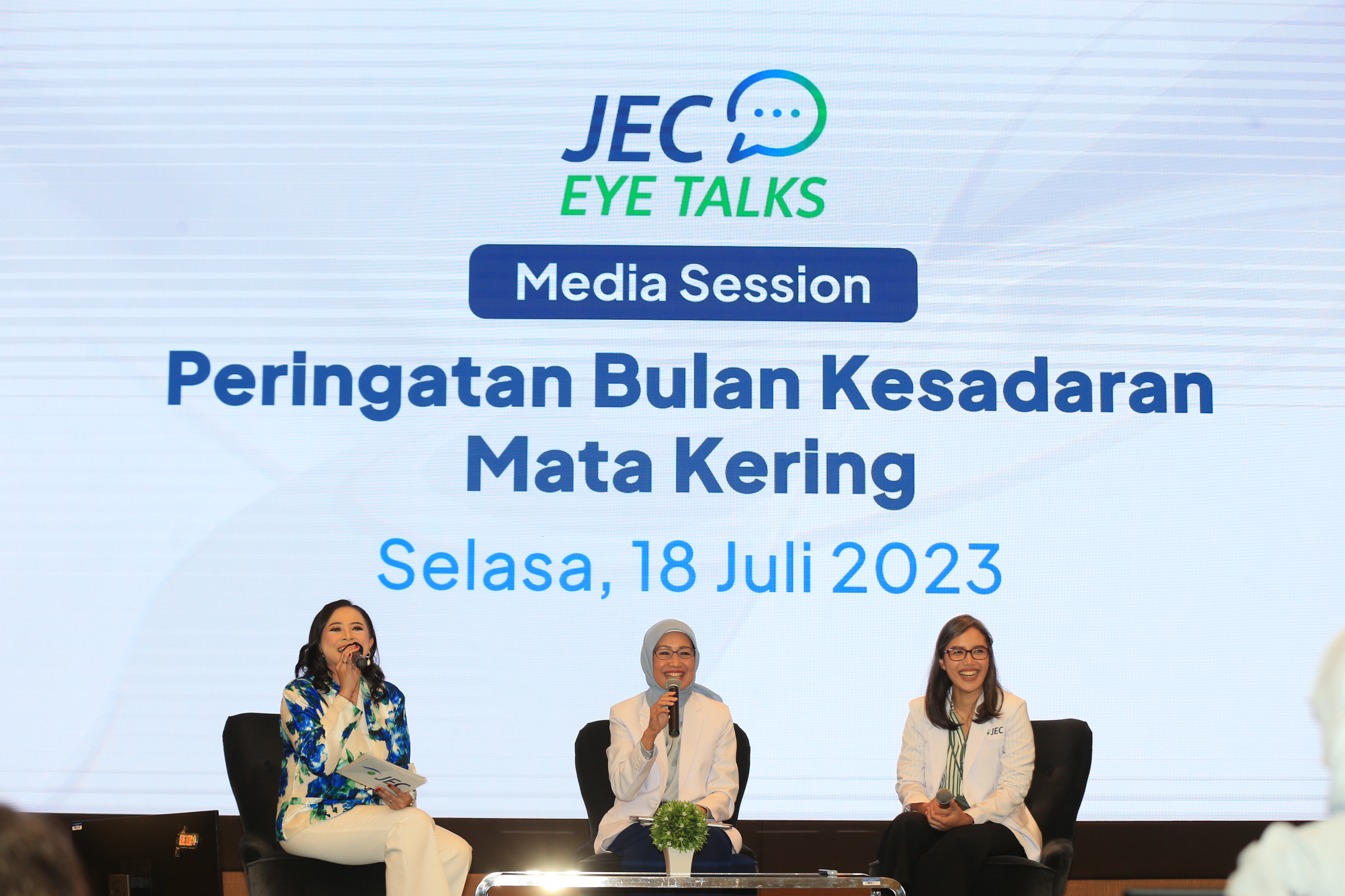 MATA SEHAT: DR Dr. Tri Rahayu, SpM(K), FIACLE, Dokter Spesialis Mata dan Ketua Contact Lens Service JEC Hospitals and Clinics (tengah), dan Dr. Nina Asrini Noor, SpM, Dokter Spesialis Mata dan Ketua Dry Eye Service JEC Eye Hospitals and Clinics (kanan) sa