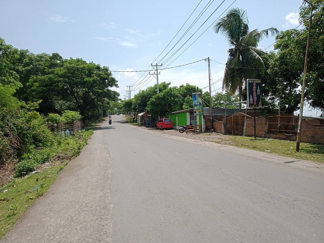 MAKIN BERTAMBAH: Kafe di sepanjang Pantai Ule, Kecamatan Asakota, Kota Bima, kian menggeliat. Sejumlah kafe baru sedang dibangun.(ISLAMUDDIN/LOMBOK POST)