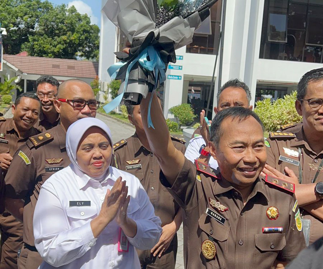 Kepala Kejati NTB Nanang Ibrahim Soleh menemui massa yang melakukan unjuk rasa terkait kasus korupsi LCC di kantor Kejati NTB, Rabu (26/7). Foto: Harli/Lombok Post