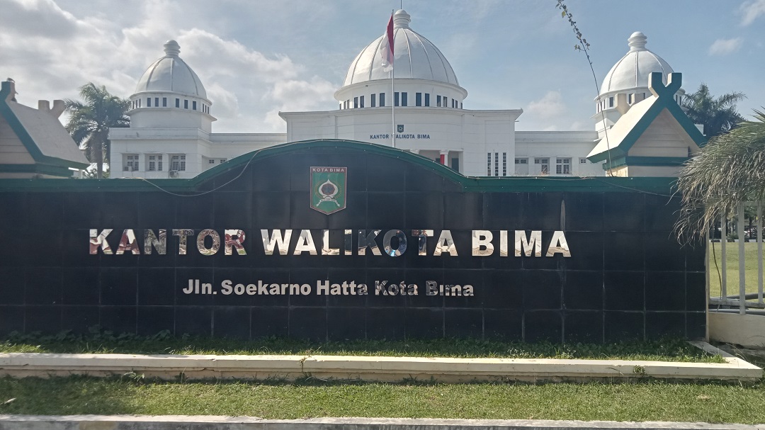MEGAH: Kantor Wali Kota Bima terlihat megah. Pembangunan sayap kantor wali kota ini pernah menjadi temuan BPK.(ISLAMUDDIN/LOMBOK POST)