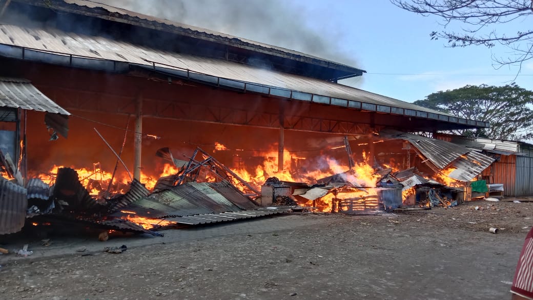 TAK TERSELAMATKAN: Petugas Damkar berusaha memadamkan api yang membakar satu los Pasar Karang Bongkot di Kecamatan Labuapi, Senin kemarin (10/7). (Habibul Adnan/Lombok Post)