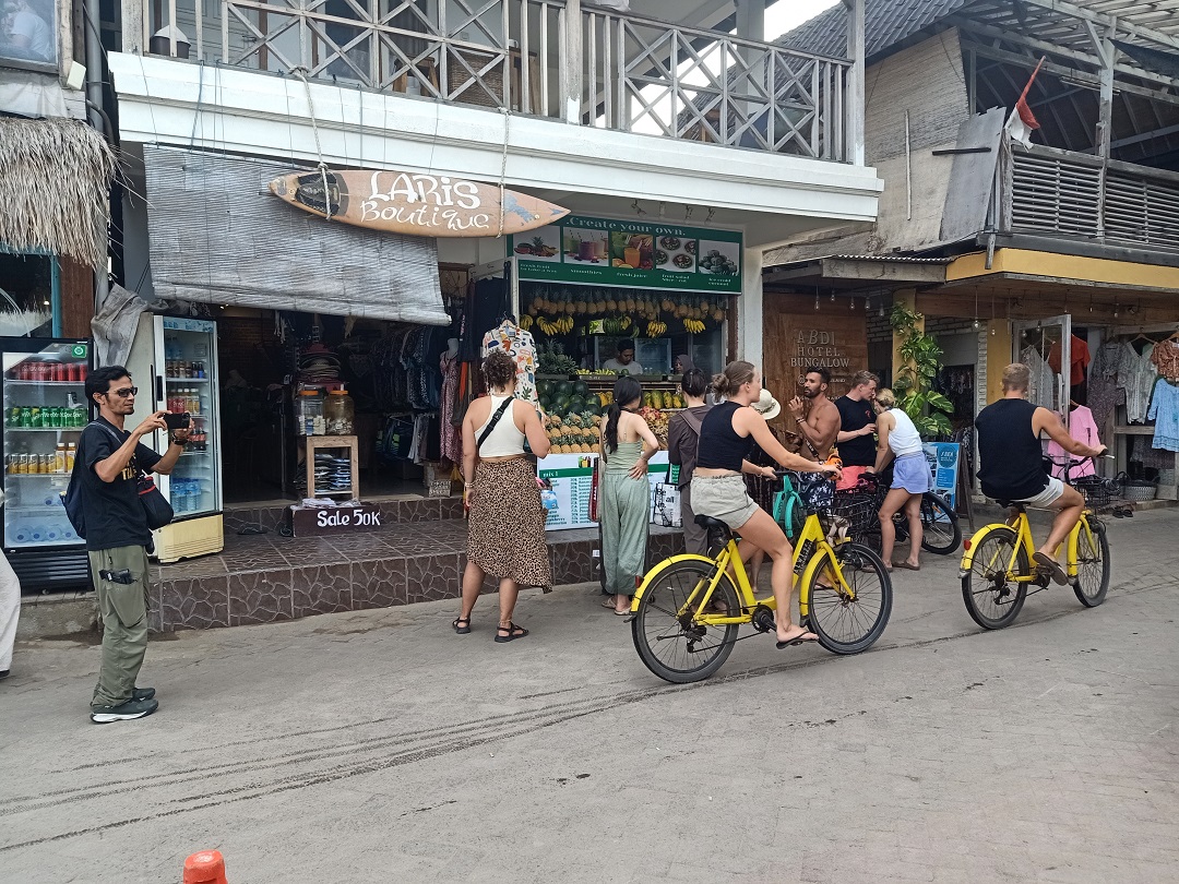 KUNJUNGAN MENINGKAT: Sejumlah wisatawan yang berlibur di Gili Trawangan, kemarin (13/7). Pekan ini terjadi peningkatan kunjungan, mencapai 2.422 orang per hari. (FERIAL/LOMBOK POST)
