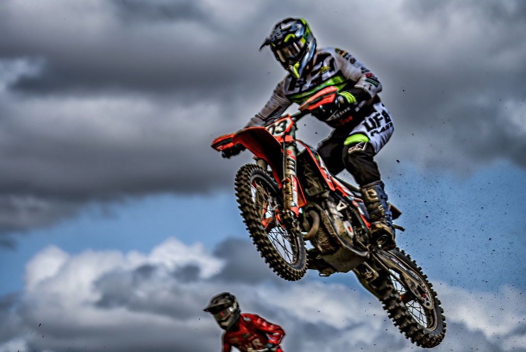 LEWATI RINTANGAN: Pebalap MXGP saat beraksi di Sirkuit Selaparang, Kota Mataram akhir pekan kemarin.