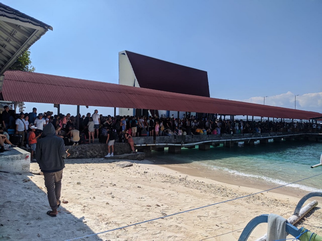 MEMBLUDAK: Kondisi antrean wisatawan yang membludak di Dermaga Gili Trawangan, Minggu lalu (23/7).(IST/LOMBOK POST)