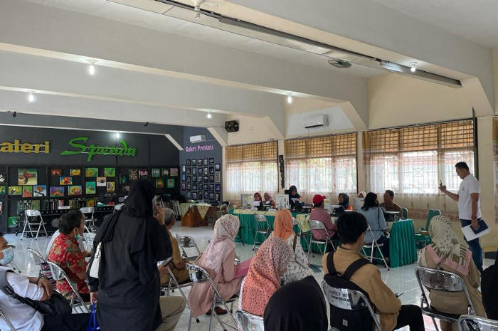 SISWA BARU: Tim pengawasan dari Ombudsman NTB melakukan pengawasan saat pelaksanaan PPDB di sejumlah sekolah, belum lama ini. (ORI NTB untuk Lombok Post)