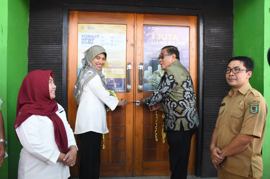 DIRESMIKAN: Bupati Lombok Utara H Djohan Sjamsu (dua kanan) meresmikan bangunan pojok pajak di Bangsal, kemarin (10/7). (Prokopim for Lombok Post)