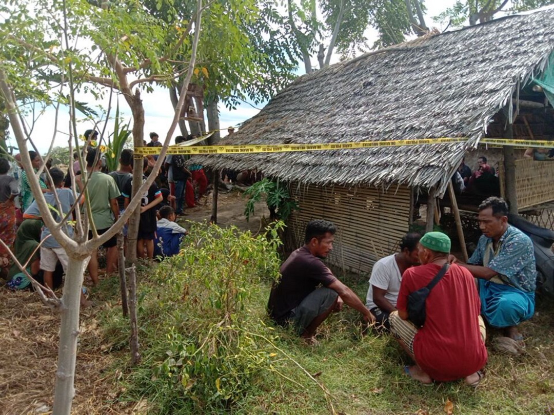 GARIS POLISI: Kondisi pondok tempat ditemukannya jenazah pria paruh baya, warga Dusun Air Bari, Desa Gumantar, Kecamatan Kayangan, Sabtu (8/7).(Polres Lotara for Lombok Post)