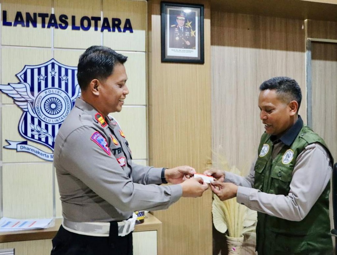 SIM GRATIS: Kasatlantas Polres Lotara Iptu Bambang Tedy memberikan SIM D gratis pada perwakilan DPC Persatuan Penyandang Disabilitas Indonesia (PPID) KLU di Polres Lotara,(FERIAL/LOMBOK POST)