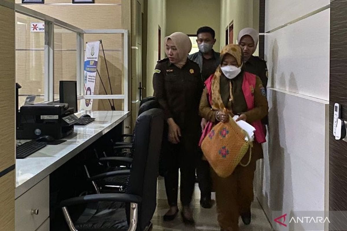 DITAHAN: Mantan Kepala Disperindag Dompu SS ditahan usai diperiksa di Kejari Dompu, Senin (17/7).(ISTIMEWA/LOMBOK POST)