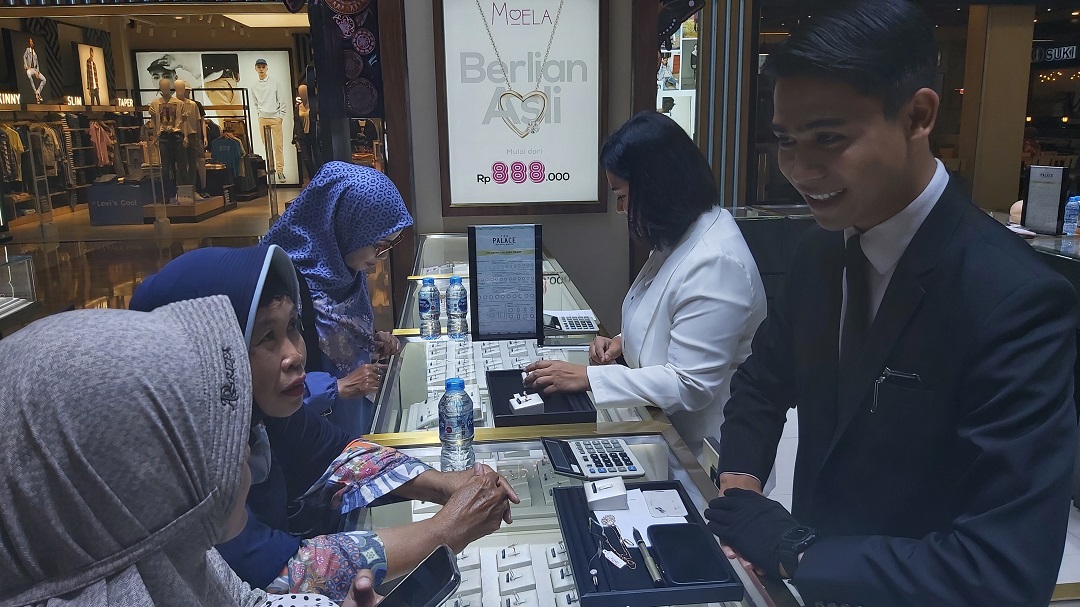 LIHAT PRODUK: Para konsumen The Palace LEM, Sabtu (15/7).(NURUL/LOMBOK POST)