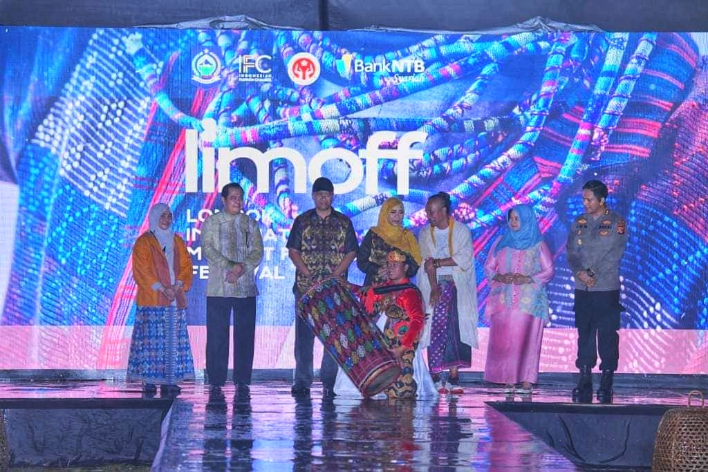 BUKA LIMOFF: Gubernur NTB H Zulkieflimansyah (tiga dari kiri) bersama Founder LIMOFF Hj Niken Zulkieflimansyah (empat dari kiri) saat membuka LIMOFF di Senggigi, Kamis (6/7) malam. (LIMOFF FOR LOMBOK POST)