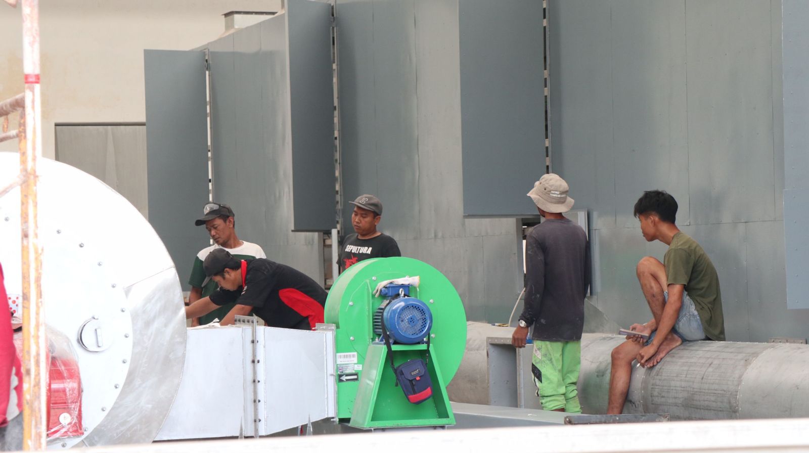 SIAPKAN MESIN: Beberapa pekerja pabrik melakukan pengecekan mesin pengolahan porang di Sekotong, beberapa hari lalu.(DISPERIN NTB FOR LOMBOK POST)