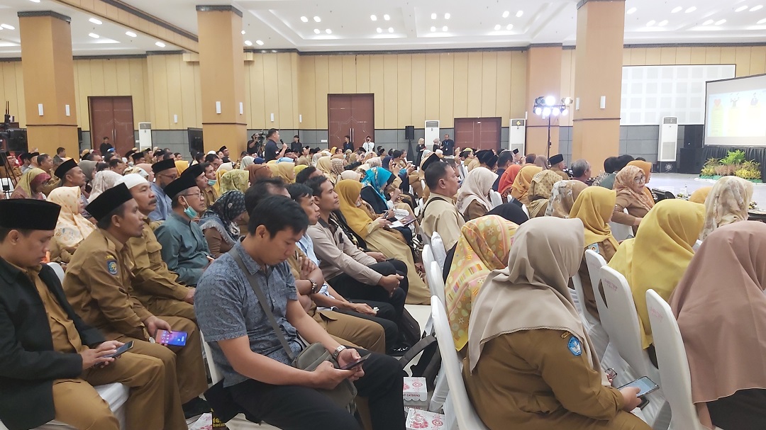 CINTA BANGGA PAHAM (CBP) RUPIAH: Ratusan guru mengikuti Trainning of Trainers di Islamic Center Mataram, Selasa (18/7).(NURUL/LOMBOK POST)