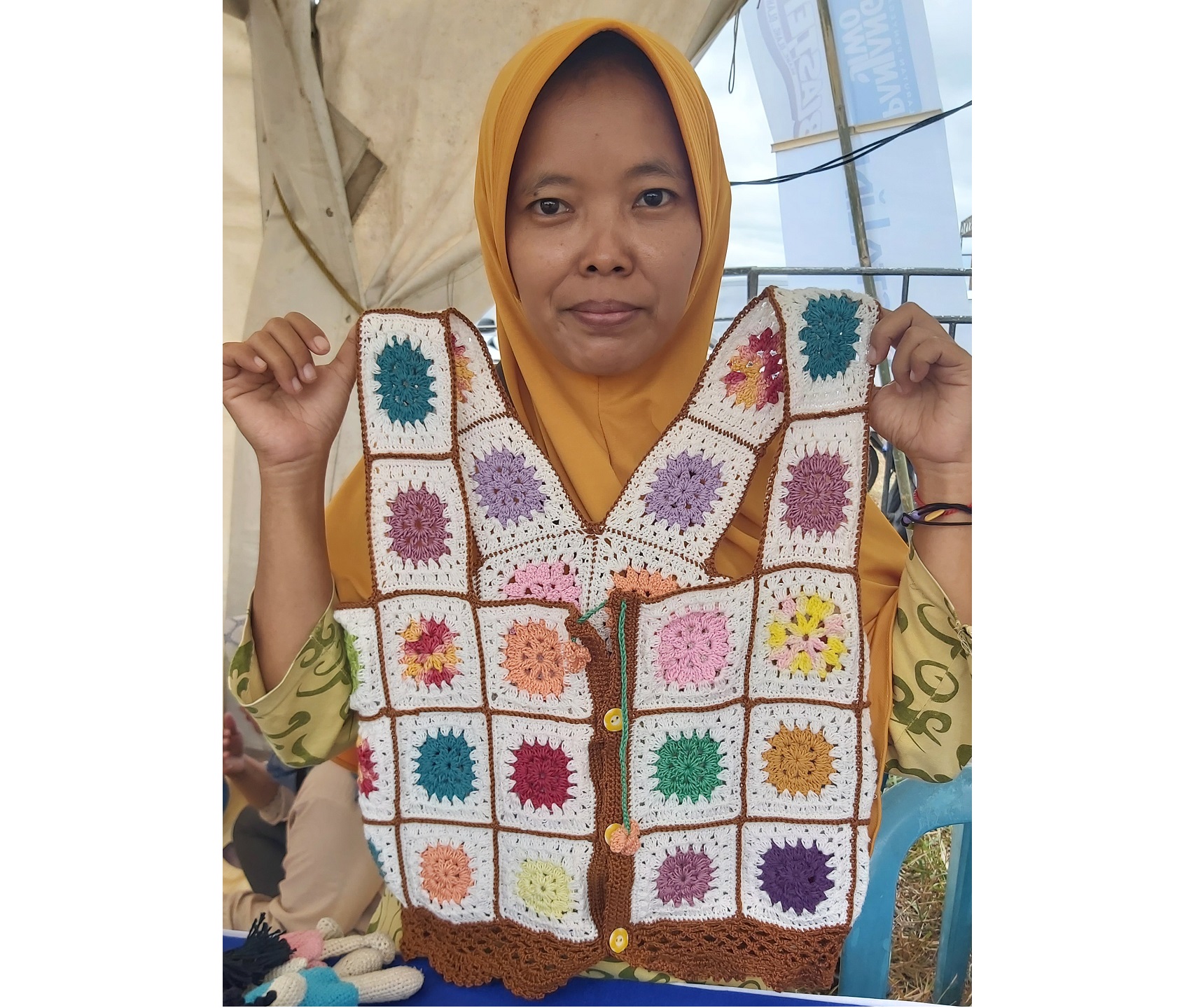 PAKAIAN: Owner 3R Crochet Titi Wirasti menunjukkan salah satu rajutan tangan berbentuk outer pada salah satu pameran, belum lama ini.(NURUL/LOMBOK POST)