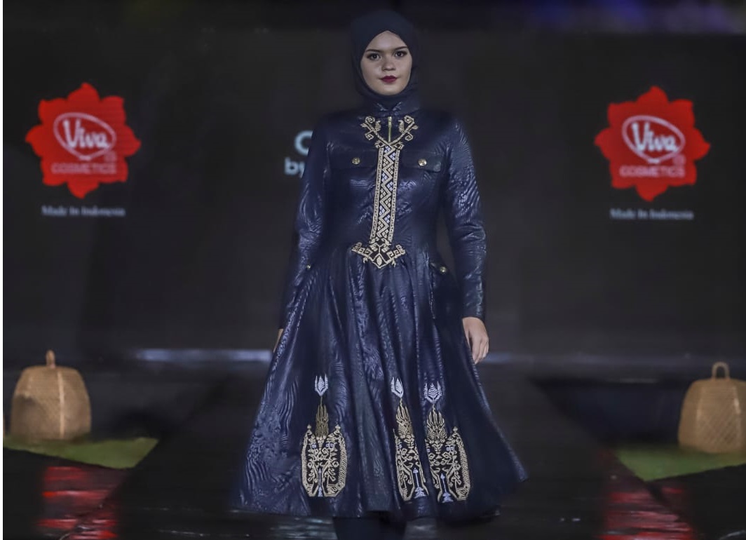PARADE DESAINER: Model-model pada acara LIMOFF di Hotel Merumata Senggigi, Minggu (9/7) malam.(LIMOFF FOR LOMBOK POST)