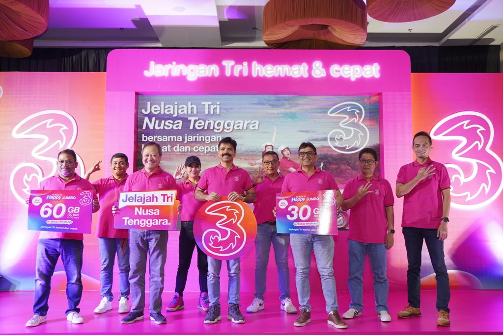 TRI JELAJAH NUSA TENGGARA: Manajemen Indosat Ooredoo Hutchison saat mengenalkan produk pada kampanye Jelajah Tri Nusa Tenggara di Kota Mataram, Selasa (18/7).