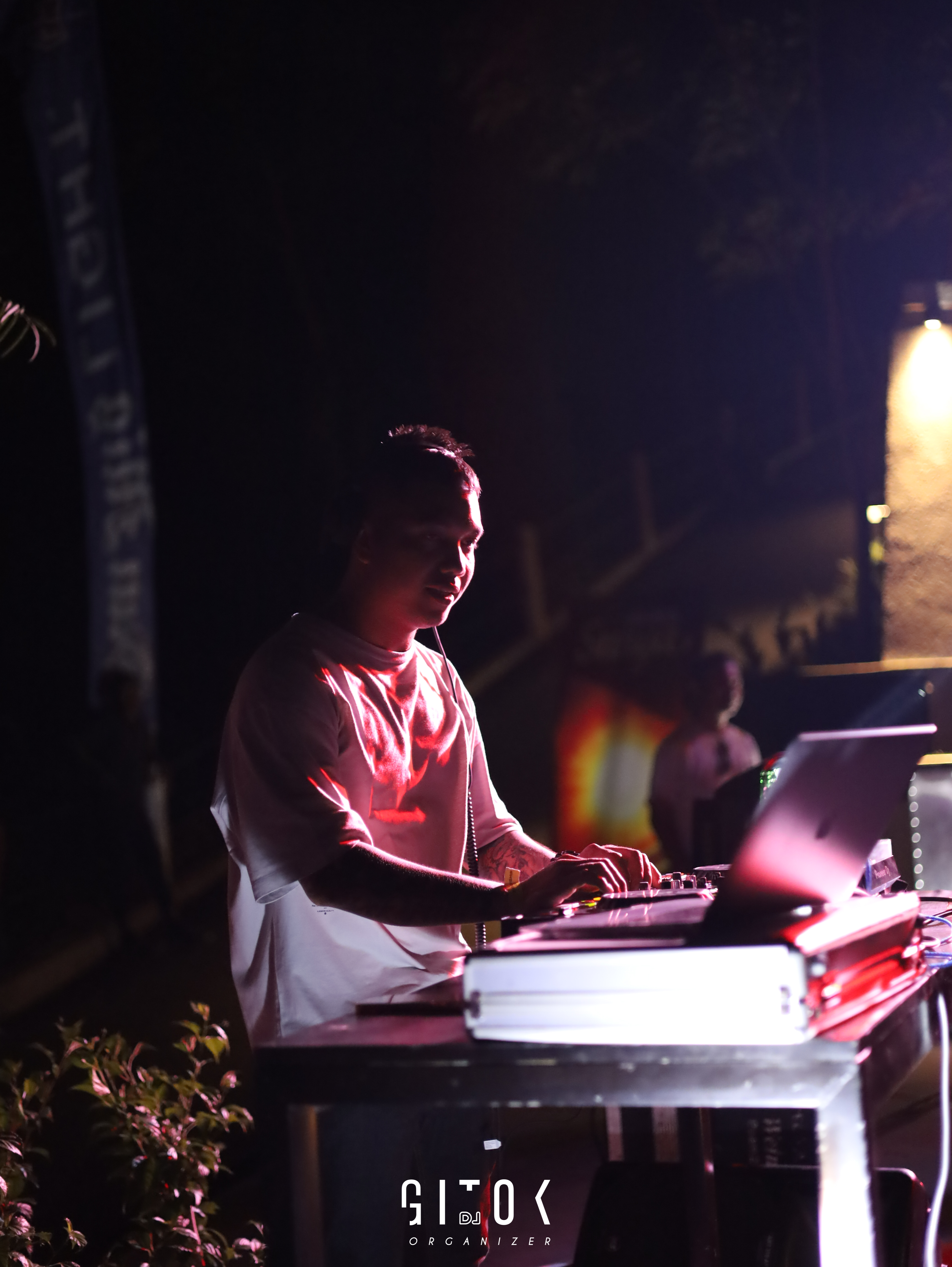 UNJUK GIGI: DJ Gitok saat tampil di salah satu event di Senggigi, beberapa waktu lalu.