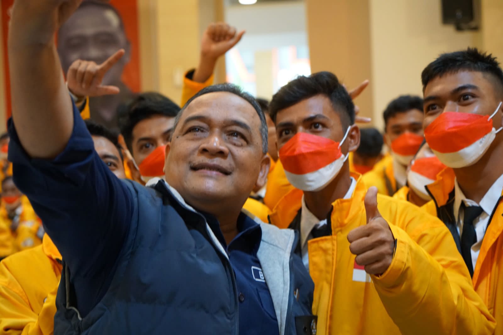 LINDUNGI PMI: Kepala BP2MI Benny Rhamdani berswafoto dengan PMI yang akan dikirim ke Korea Selatan usai acara pelepasan mereka di Aula Abdurahman Wahid, Kantor  BP2MI, Jakarta, Ahad (2/7/2023).