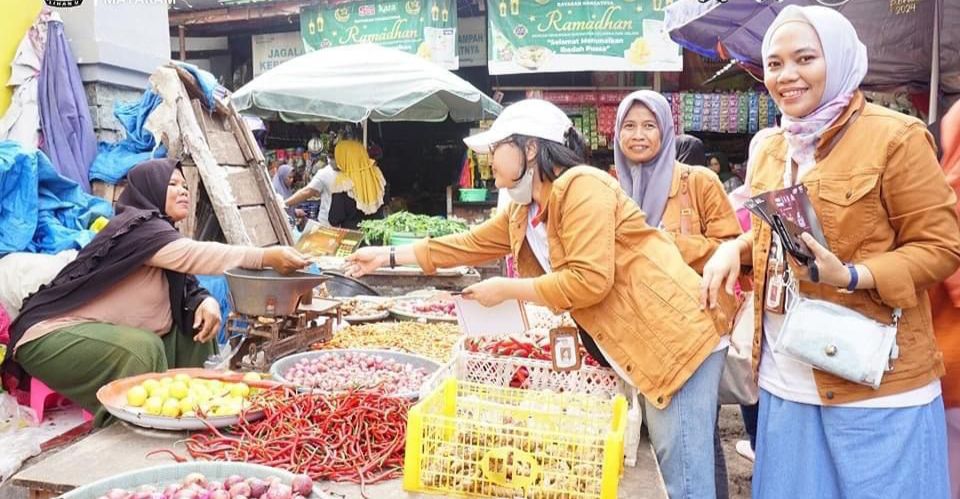 SASAR PEMILIH: Tim Kirab Pemilu KPU Kota Mataram menyosialisasikan pemilu kepada masyarakat beberapa waktu lalu. (KPU Kota Mataram for Lombok Post)