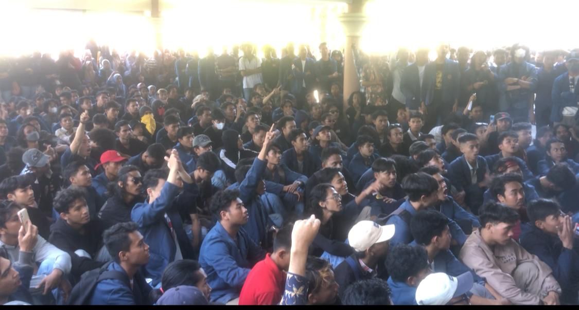 SAMPAIKAN ASPIRASI: Mahasiswa Unram saat berujuk rasa di depan Gedung Rektorat Unram, belum lama ini. (Toni/Lombok Post)