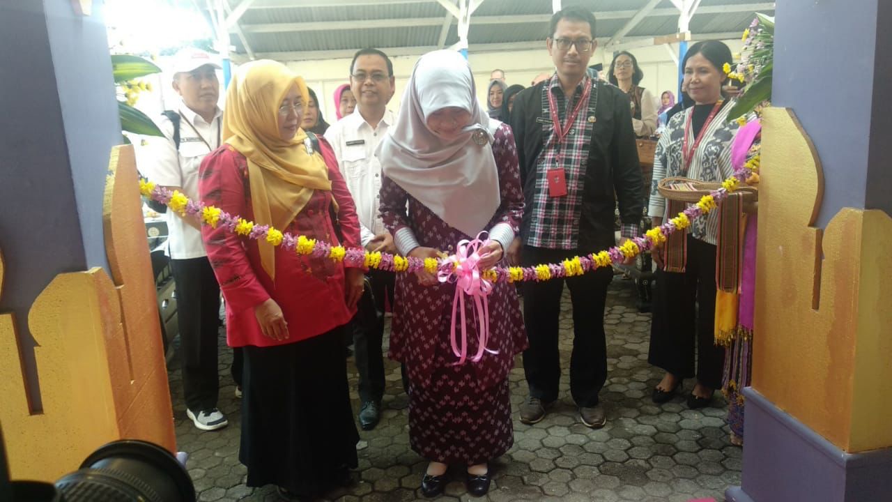 CINTAI TENUN DAERAH:  Ketua Dekranasda NTB, Hj Niken Saptarini Widyawati Zulkieflimansyah saat membuka pameran bersama ragam motif wastra NTB di Museum NTB, Rabu (5/7) (Toni/Lombok Post)